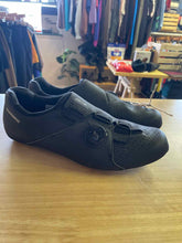 Load image into Gallery viewer, Shimano 7.5 Cycling Shoes
