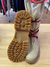 Load image into Gallery viewer, Shoe Size 9.5 Hunter Cream Boots