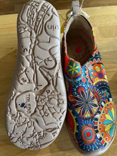 Load image into Gallery viewer, Women's Shoe Size 6 UIN Multi-Color Shoes