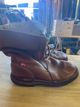 Load image into Gallery viewer, Women's Shoe Size 39 Duck Feet Brown Boots