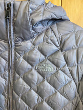 Load image into Gallery viewer, Women Size Medium The North Face Grey Women's Winter Jacket