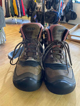 Load image into Gallery viewer, Women's Shoe Size 9.5 Keen Brown Hiking Boots