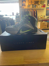 Load image into Gallery viewer, 11.5 Nike Men's Shoes