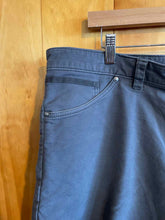 Load image into Gallery viewer, Size 38 The North Face Men's Shorts