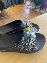Load image into Gallery viewer, Shoe Size 8 Oofos Black Print Women's Casual Shoes