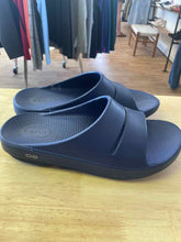 Load image into Gallery viewer, Women's Shoe Size 11 Oofos Navy Sandals