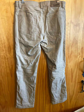 Load image into Gallery viewer, Size 34 Duluth Trading Men's Pants
