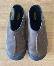 Load image into Gallery viewer, 9.5 Keen Men's Slippers
