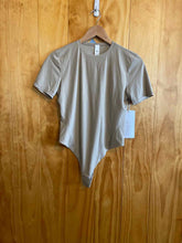 Load image into Gallery viewer, Size Large Lululemon Tan Women&#39;s Short Sleeve Shirt
