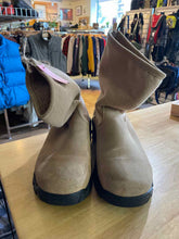 Load image into Gallery viewer, Women's Shoe Size 9 Lands End Tan Boots

