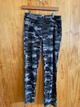 Load image into Gallery viewer, Size S Duluth Trading Camo Women&#39;s Leggings
