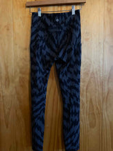 Load image into Gallery viewer, Size 4 Lululemon Black Women's Leggings
