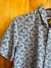 Load image into Gallery viewer, Size Large Lands End Men's Short Sleeve Shirt
