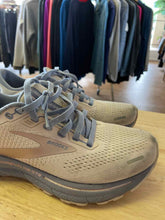Load image into Gallery viewer, Women's Shoe Size 8 Brooks Lavender Running Shoes
