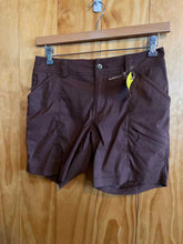 Load image into Gallery viewer, Size 6 Duluth Trading Brown Women's Capris
