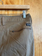 Load image into Gallery viewer, Size 30 Mountain Hardwear Men's Pants
