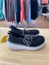 Load image into Gallery viewer, Shoe Size 9 Oofos Black Shoes
