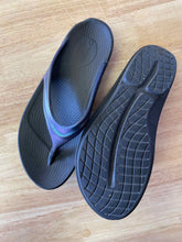 Load image into Gallery viewer, Shoe Size 10 Oofos Black Flip Flops
