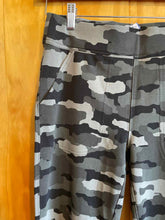 Load image into Gallery viewer, Size S Duluth Trading Camo Women&#39;s Leggings
