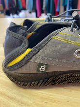 Load image into Gallery viewer, Women&#39;s Shoe Size 6 Hybrid Green Label Grey Casual Shoes
