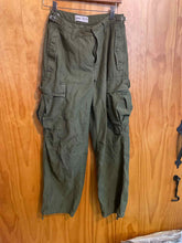 Load image into Gallery viewer, Size 2 TNA Green Women's Capris
