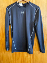 Load image into Gallery viewer, Size Large Under Armour Men's Base Layer Top
