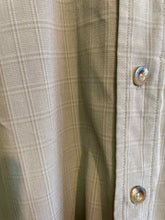 Load image into Gallery viewer, Size M Travel Smith Men's Long Sleeve Shirt
