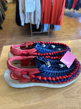 Load image into Gallery viewer, Shoe Size 7.5 Keen Purple Sandals
