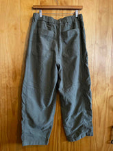 Load image into Gallery viewer, Size Medium Marine Layer Green Women's Pants
