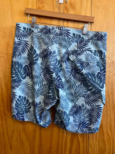 Load image into Gallery viewer, Size 36 Duluth Trading Co. Men's Swim Trunks
