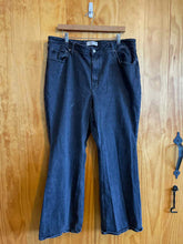 Load image into Gallery viewer, Size 18 Abercrombie &amp; Fitch Black Women&#39;s Jeans
