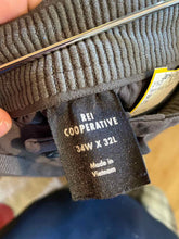 Load image into Gallery viewer, Size 34x32 REI Men's Hiking Pants
