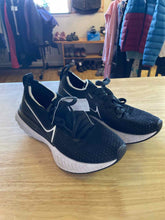 Load image into Gallery viewer, Shoe Size 7.5 Nike Black Running Shoes
