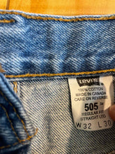 Load image into Gallery viewer, Size 32 Levi&#39;s Men&#39;s Jeans
