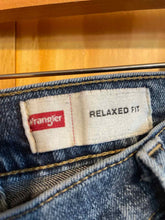 Load image into Gallery viewer, Size 40x32 Wrangler Men's Jeans
