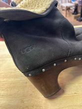 Load image into Gallery viewer, Shoe Size 8 UGG Grey Clogs
