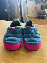 Load image into Gallery viewer, Women's Shoe Size 6 The North Face Blue Boots
