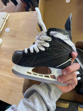 Load image into Gallery viewer, Bauer 10 Ice Skates
