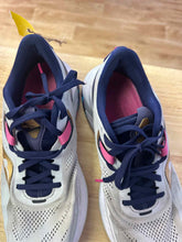 Load image into Gallery viewer, Shoe Size 8.5 Saucony Grey Running Shoes
