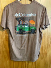 Load image into Gallery viewer, Size M Columbia Men's Short Sleeve Shirt
