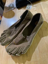 Load image into Gallery viewer, Vibram Tan Misc. Shoes
