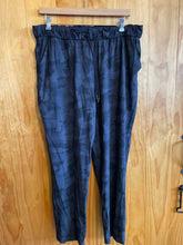Load image into Gallery viewer, Size 16 Lululemon Black Women&#39;s Sweatpants
