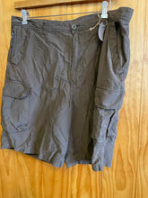 Load image into Gallery viewer, Size 38 Cherokee Men's Shorts
