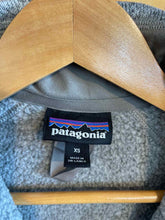 Load image into Gallery viewer, Size XS Patagonia Grey Women&#39;s Sweater &amp; Sweatshirt
