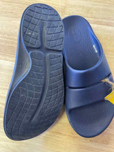 Load image into Gallery viewer, Shoe Size 11 Oofos Navy Sandals
