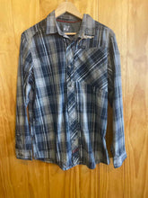 Load image into Gallery viewer, Size Medium Columbia Men's Long Sleeve Shirt
