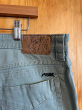 Load image into Gallery viewer, Size 38 Mountain Hardwear Men&#39;s Pants
