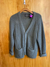 Load image into Gallery viewer, Size Large Northern Isles Men&#39;s Sweater &amp; Sweatshirt
