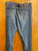 Load image into Gallery viewer, Size 40x32 Wrangler Men's Jeans
