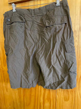 Load image into Gallery viewer, Size 38 Cherokee Men's Shorts
